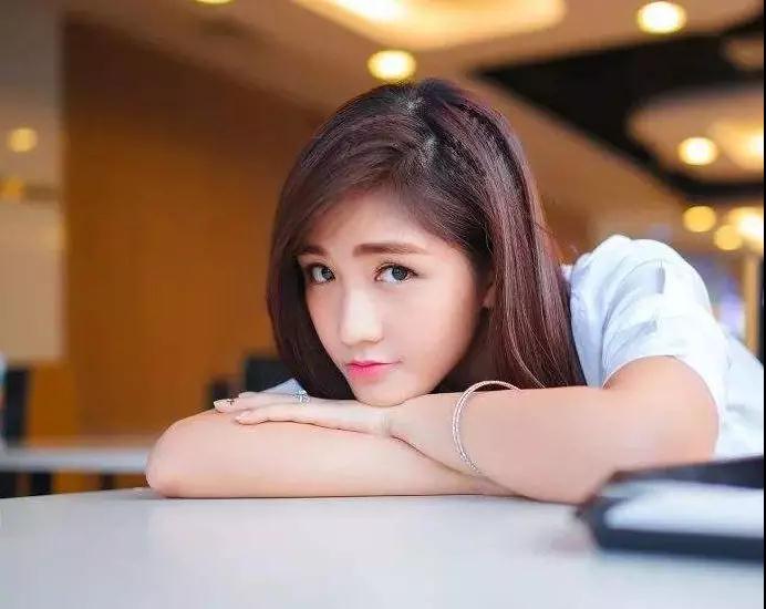 女孩的什么行为是对男孩有好感，这4个暗示必须要懂